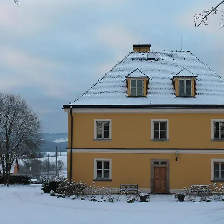 Pleasant In With Courtyard * Milire